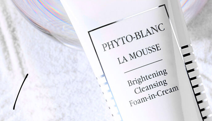 Phyto-Blanc La Mousse libera la pelle da tutte le impurità, tracce di inquinamento e sebo in eccesso.