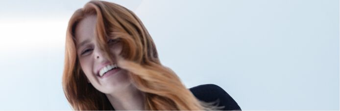 عارضة مُبتسمة هير ريتويل
