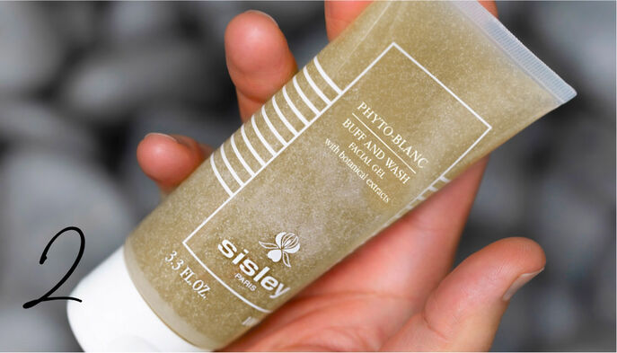 Phyto-Blanc Buff And Wash Facial Gel's exfoliating action rids the epidermis of impurities and dead cells to reveal luminous, soft and invigorated skin. 