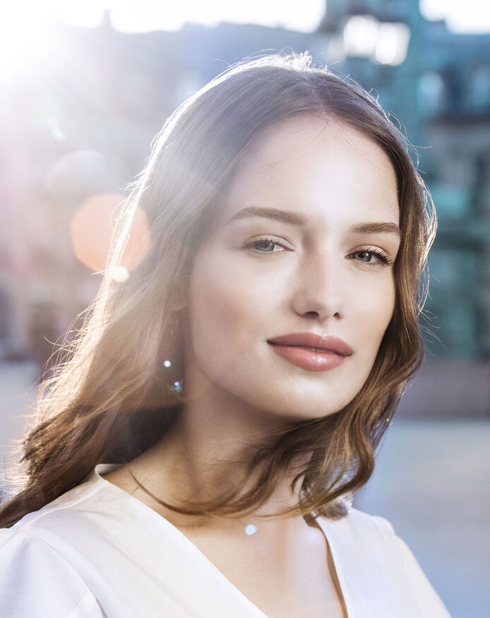 UV rays can damage all skin types. As soon as the sun comes out, you should think about protecting your skin with suitable suncare products: one for the face and one for the body.