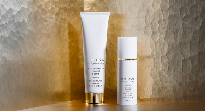 Záběr zaměřený na Sisleÿa Intégral Anti-Age Concentrated Firming Body Cream a Hand Care Anti-Aging Concentrate