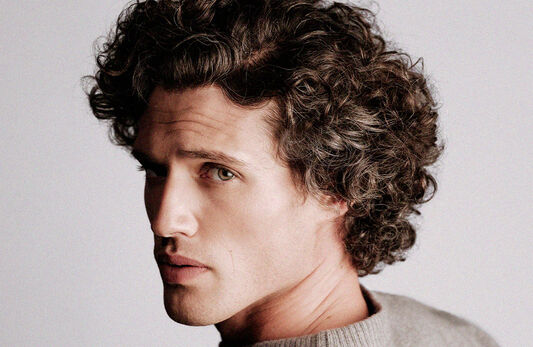 Un soin che stimola il cuoio capelluto, contribuisce a rafforzare la fibra capillare e ottimizza l'azione anticaduta del Duo Densificante.