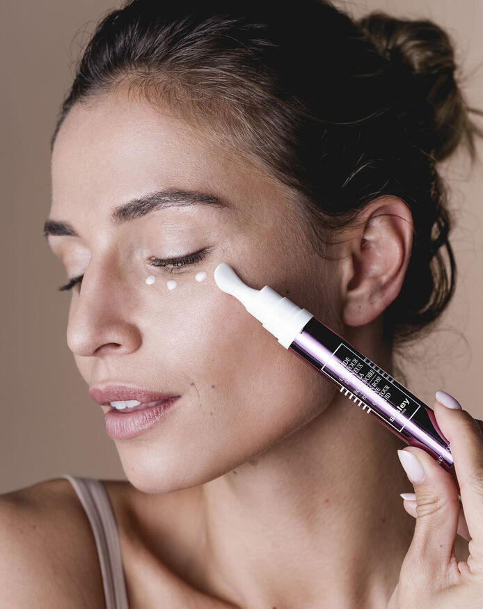 Les bons gestes pour camoufler les cernes et poches