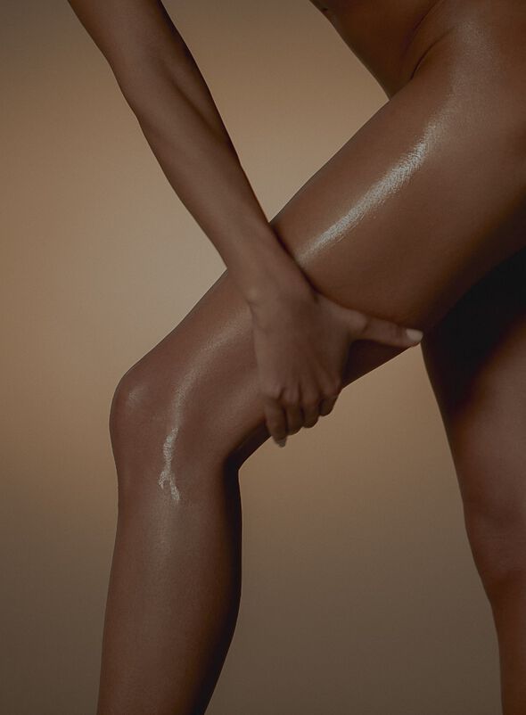 Application of the contouring care to the thighs