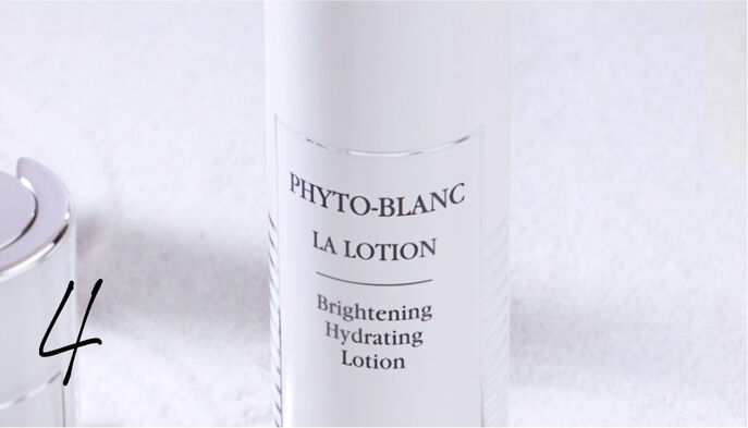 Phyto-Blanc La Lotion è il gesto indispensabile per preparare la pelle e renderla più ricettiva ai successivi trattamenti Phyto-Blanc.