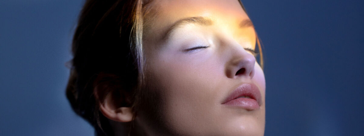 Focus peau lumineuse sur mannequin.