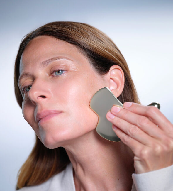 The Gingko Gua Sha: the new beauty routine must-have - Sisley Paris