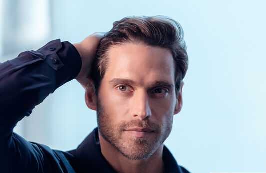 Die Essenzielle Haarpflegebehandlung für Haardichte, sorgt für kräftigeres Haar und kombiniert Spitzentechnologie und Wirksamkeit der Hair Rituel by Sisley Produkte.