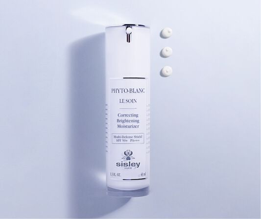 Phyto-Blanc Correcting Brightening Moisturiser acts as an urban moisturizing anti-dark spot shield. Day after day, skin is visibly more even and dark spots appear reduced.