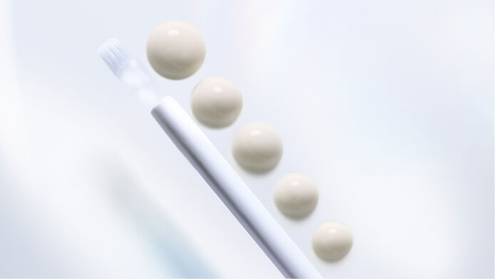 Nakładaj Targeted Dark Spot Corrector rano i wieczorem przed nałożeniem serum. Nakładaj miejscowo na przebarwienia na twarzy, szyi, dekolcie i dłoniach, a następnie wmasuj opuszkami palców przez kilka sekund, aby ułatwić wchłonięcie.