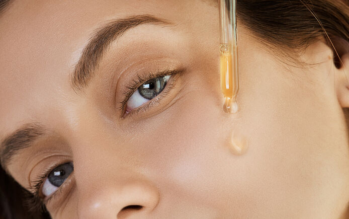 Pipette application and a light texture on the skin 