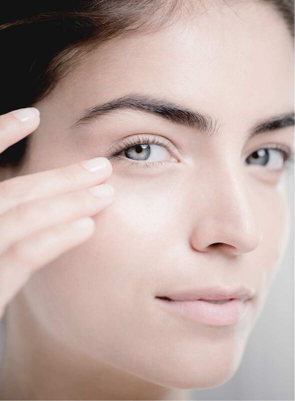 Supremÿa Yeux la Nuit traite les signes de l’âge sur le contour des yeux.