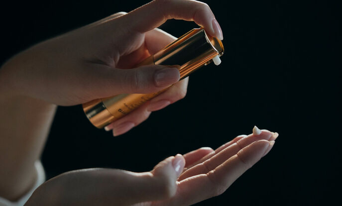 至臻活膚再生眼部精華 第1步