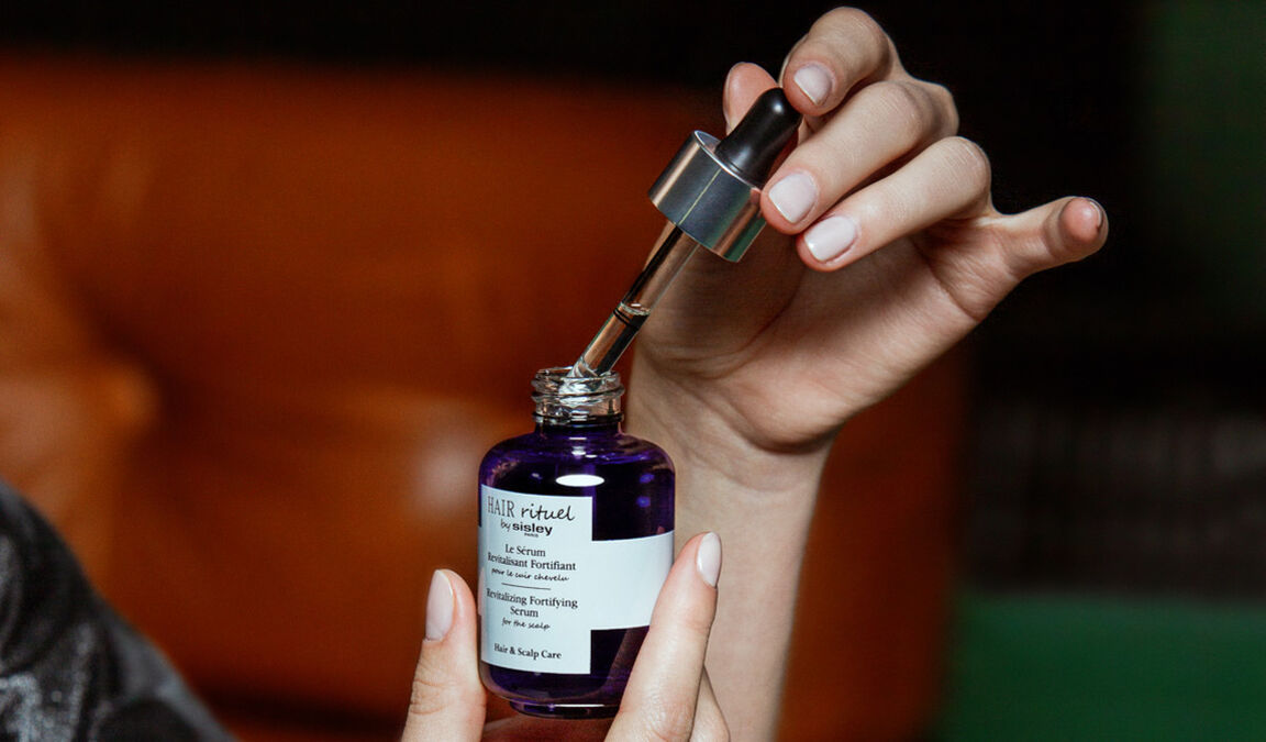 De ultralichte textuur van Le Sérum Revitalisant Fortifiant pour le cuir chevelu Hair Rituel by Sisley is subtiel geparfumeerd.