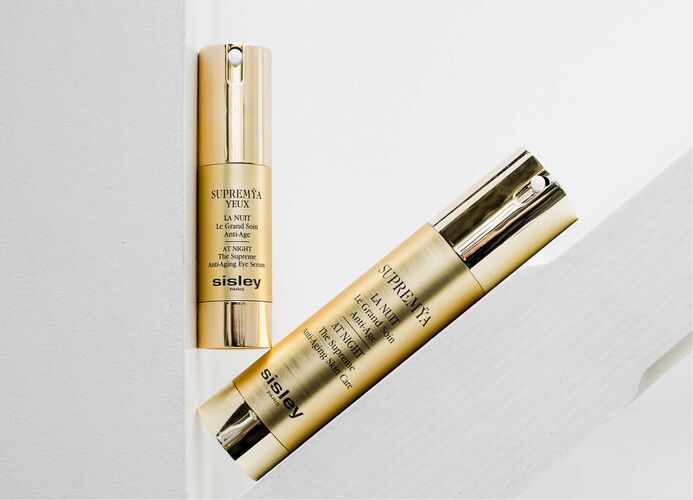 Supremÿa La Nuit repousse le vieillissement naturel de la peau.