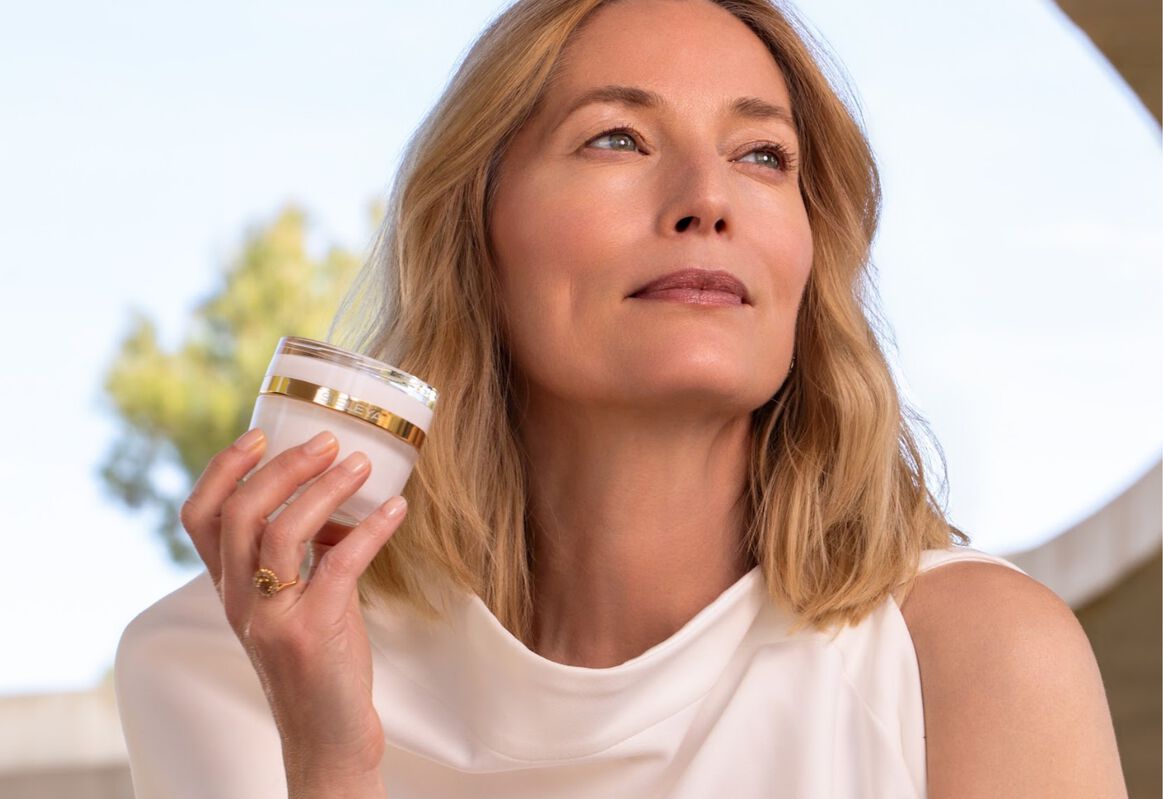Lucie de la Falaise, Sisleÿa L’Intégral Anti-Âge ambassador, applies the new lightweight Fresh Gel Cream texture