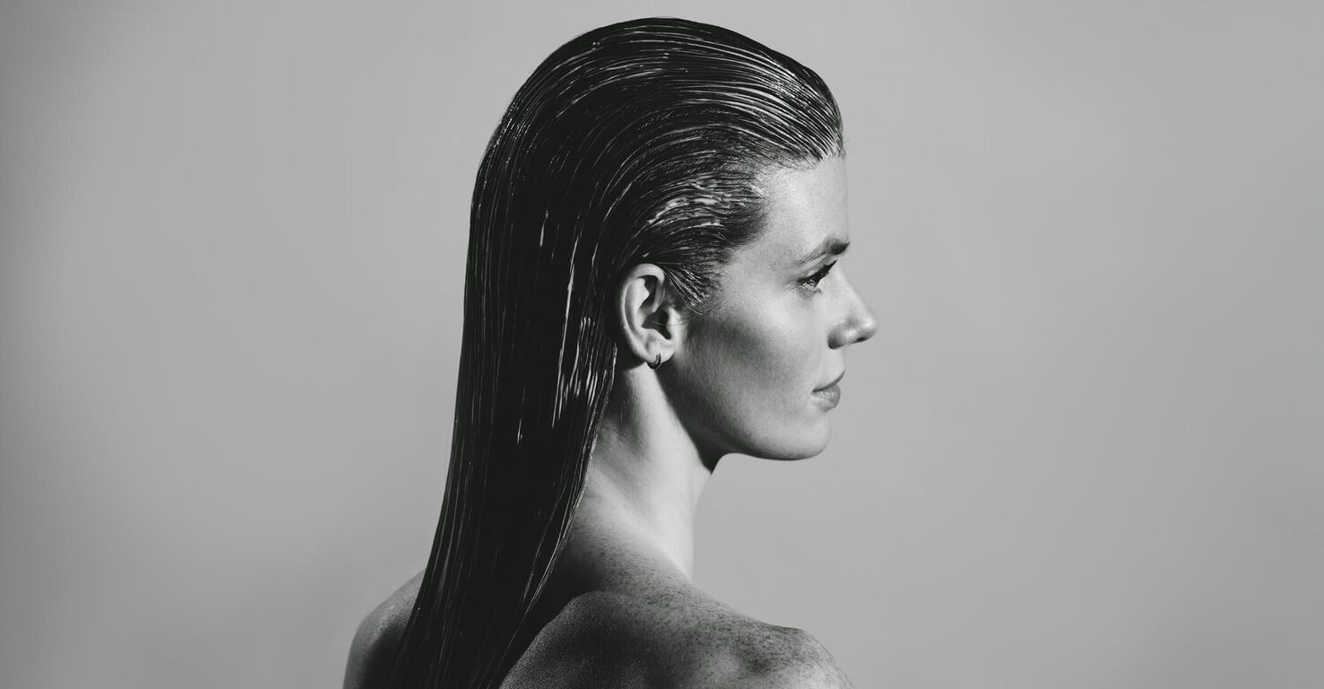 Model haarverzorging Hair Rituel by Sisley zwart en wit