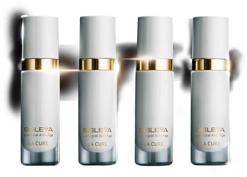 Una gestuelle su misura accompagna i benefici della formula di Sisleÿa L'Intégral Anti-Âge La Cure per migliorarne l'efficacia.