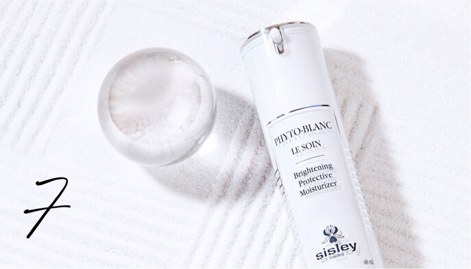 Phyto-Blanc Le Soin agisce come uno scudo idratante, illuminante e anti-macchie