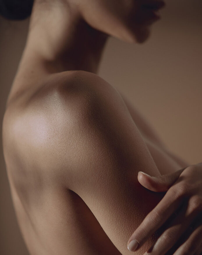 L'hydratation joue un rôle clé dans la santé. En s'hydratant correctement, on favorise l'élimination des toxines, mais on limite aussi la rétention d'eau, souvent à l'origine de l'apparition de la cellulite.