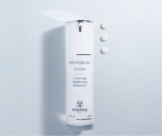 Phyto-Blanc Correcting Brightening Moisturiser acts as an urban moisturizing anti-dark spot shield. Day after day, skin is visibly more even and dark spots appear reduced.