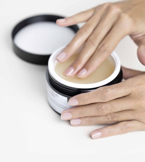 I trattamenti Sisley hanno texture sensoriali per coniugare benessere ed efficienza