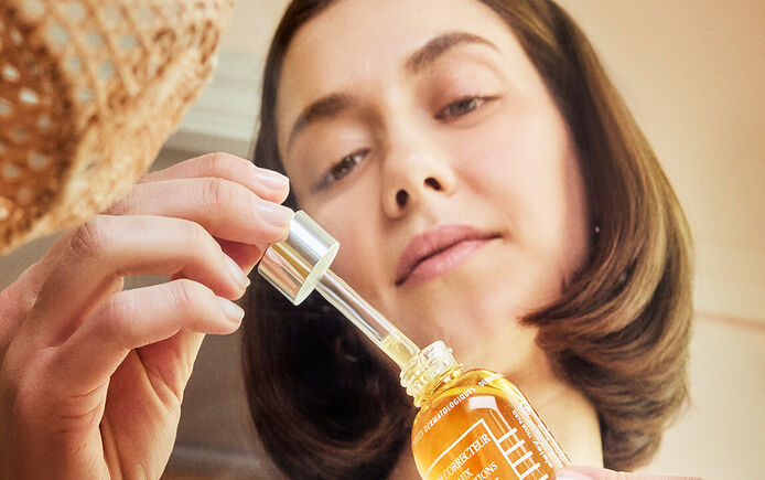 Anti-blemish serum, open, with model 