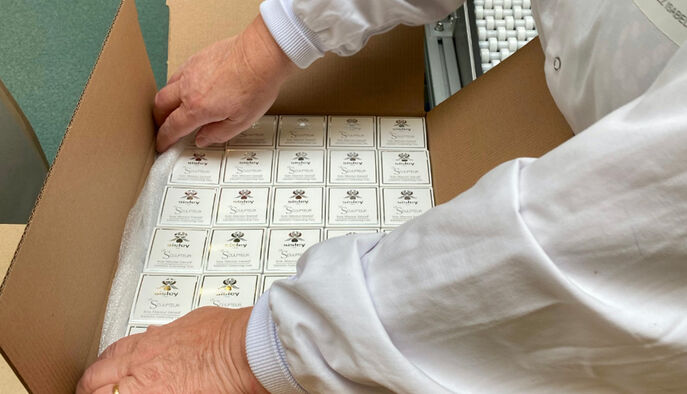 Sisley adapts it delivery process by optimising the sizes and packaging of our delivery boxes.