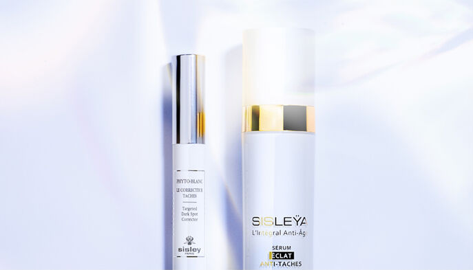 เพื่อผิวใสกระจ่าง เปล่งปลั่ง แลดูอ่อนเยาว์ยิ่งขึ้น แนะนำใช้ Targeted Dark Spot Corrector ร่วมกับ  Sisleÿa Radiance Anti-Dark Spot Serum