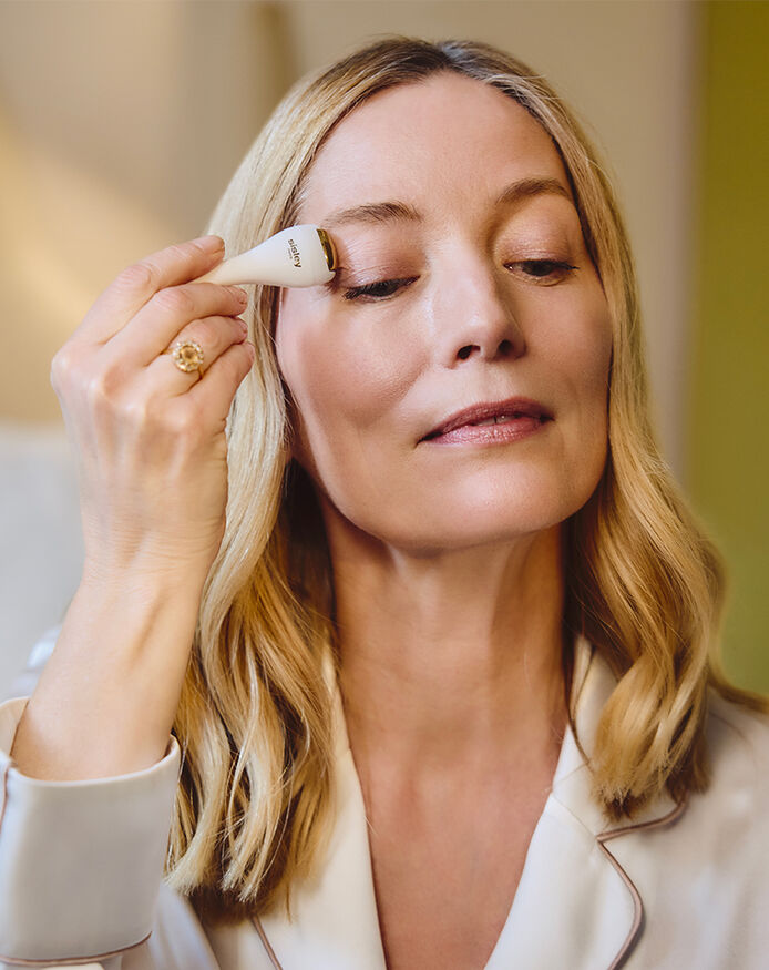 A collagen-rich diet, for example, can delay the appearance of wrinkles. This supportive fibre in the dermis plays an important role in toned skin.