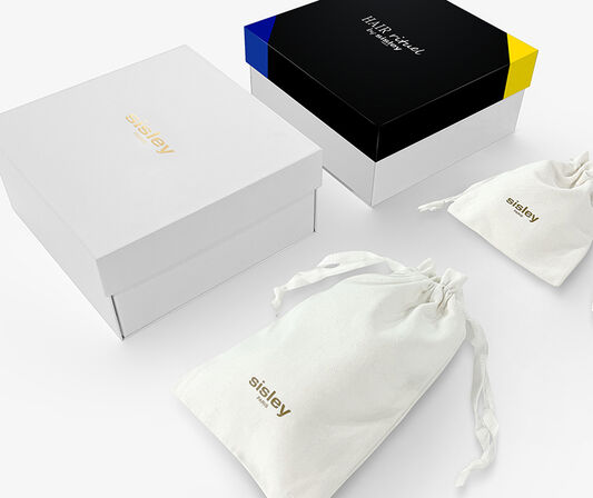 Discover the art of giving and our complimentary services exclusively from our online boutique.