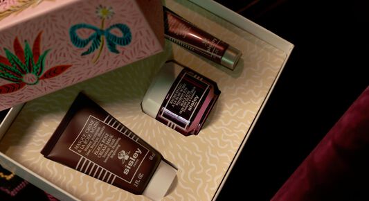 The Black Rose Limited-Edition Holiday Gift Set