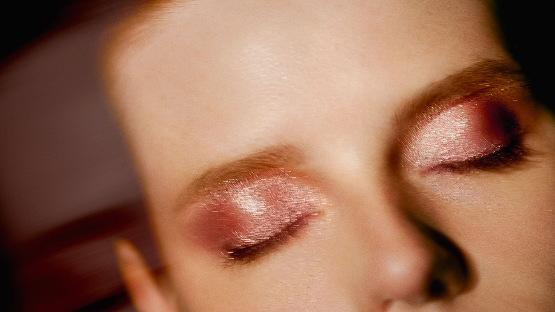 modella con dettaglio sul makeup occhi