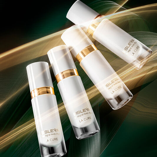 肌のリズムに合わせ、4週間かけ集中的にトリートメント。週ごとに感じる、格別な肌変化。肌力を呼び覚ます至福のケアを