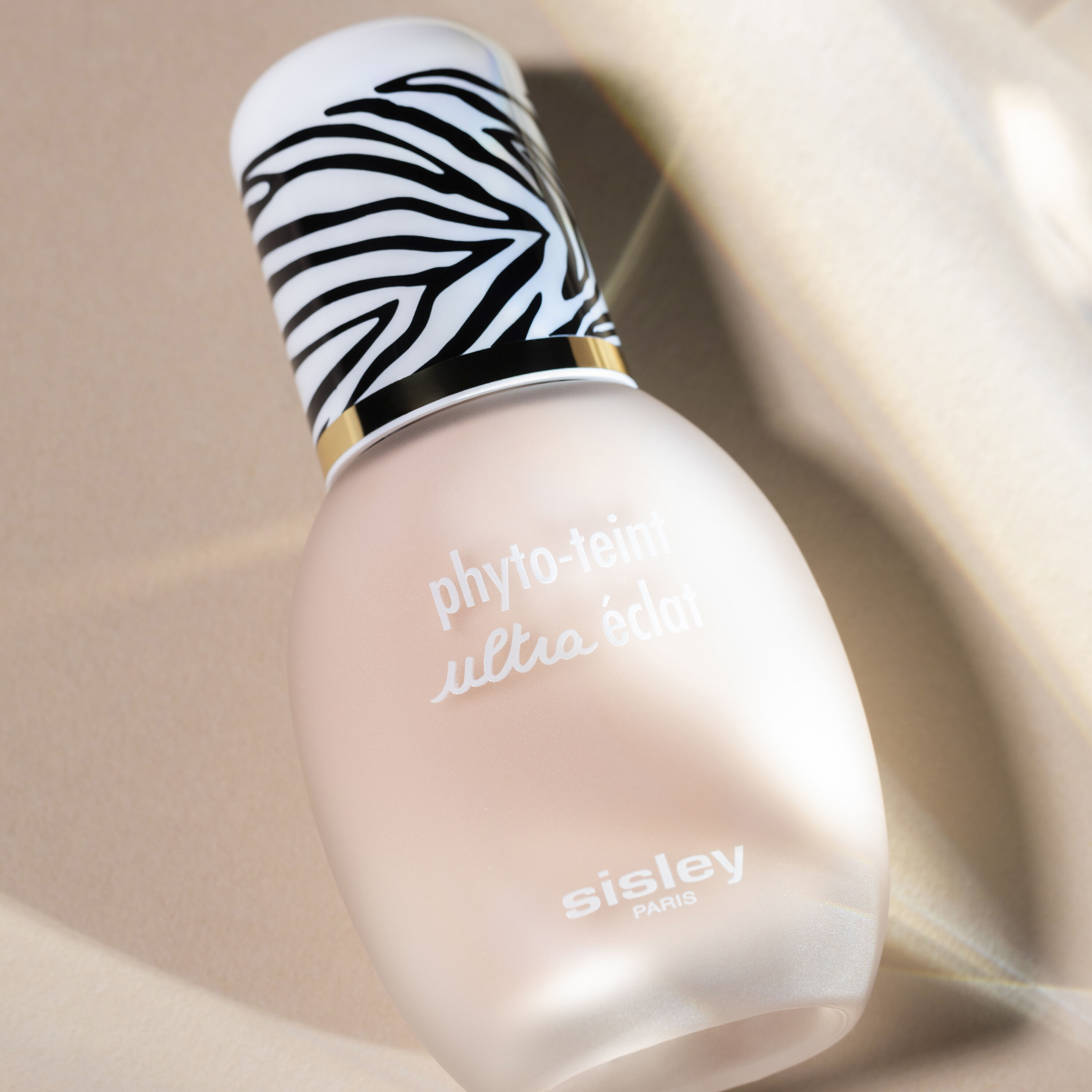 Flacone di fondotinta Sisley Phyto-Teint Ultra Éclat nella tonalità Nº2+ Sand su uno sfondo elegante. - thumbnail 3