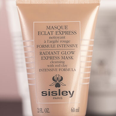 Radiant Glow Express Mask with Red Clay - close-up