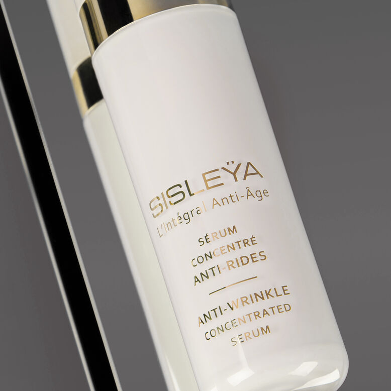 Sisleÿa L'Integral Anti-Age Anti-Wrinkle Concentrated Serum - close-up