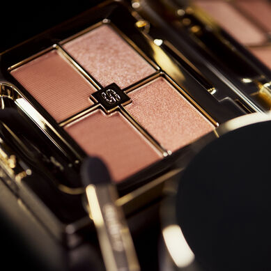 إطلالة الوردة المتوهجة -  العارضة