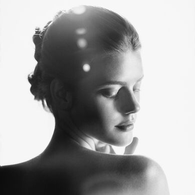 Sunleÿa G.E. Age Minimizing Global Sun Care SPF 50+ - Model