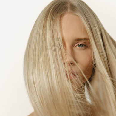 Blond, White & Grey Hair Mask Ritual - Model