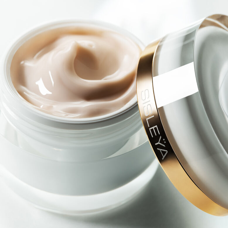 Sisleÿa L'Integral Anti Ageing Fresh Gel Cream Collection - close-up