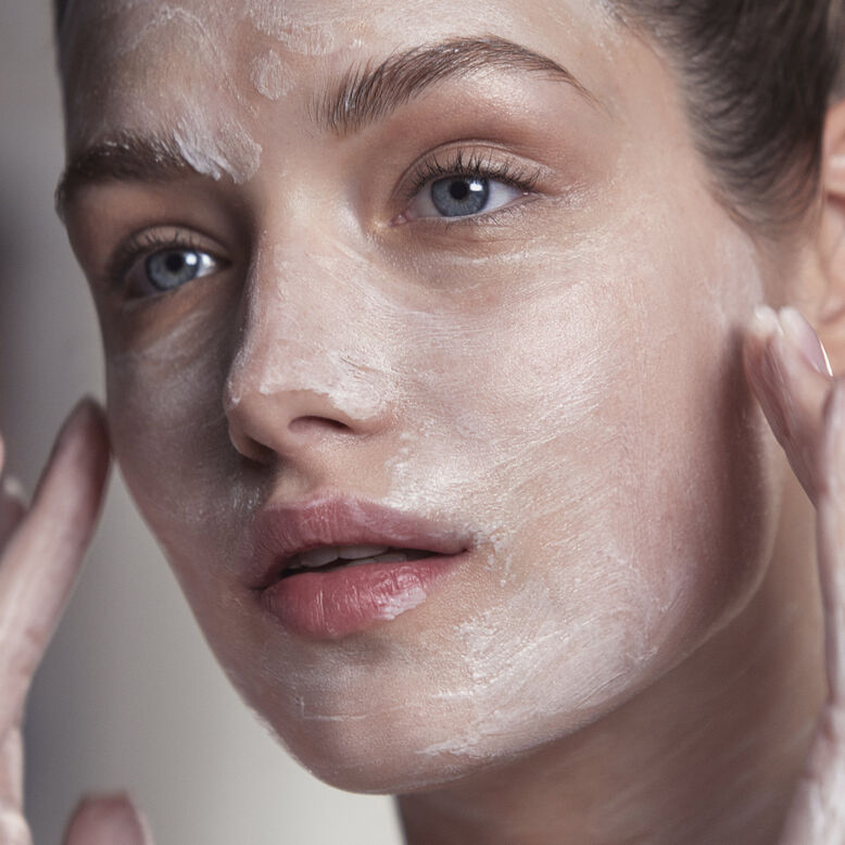 Exfoliating Enzyme Mask - Model