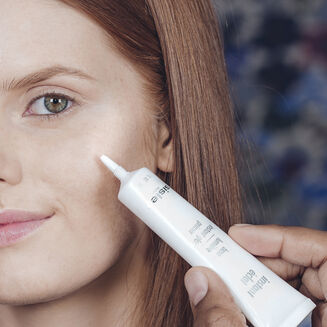 完美持妝亮澤精華