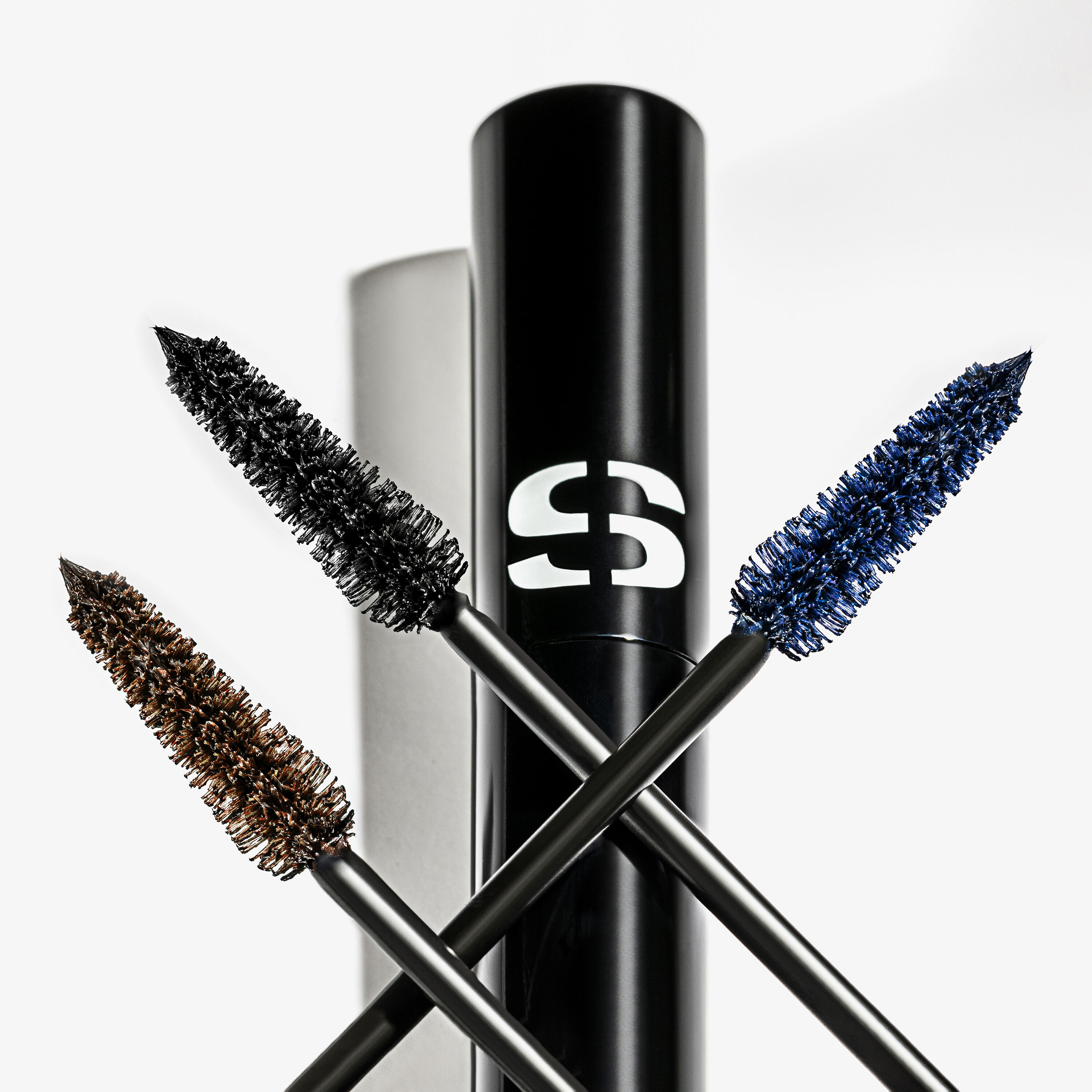 Sisley So Stretch Mascara 1 Black, tubo elegante nero con accenti oro su sfondo neutro. - thumbnail 2