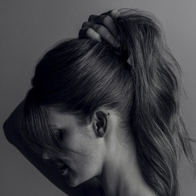 The oversized ponytail look - close-up