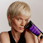 Beautifying Hair Care Mask Blonde, White and Grey Hair wird bei einem Model mit blondem Haar aufgetragen