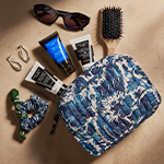 Hair Rituel by Sisley Shampoos und The Brush im Reiseformat in einem Kulturbeutel