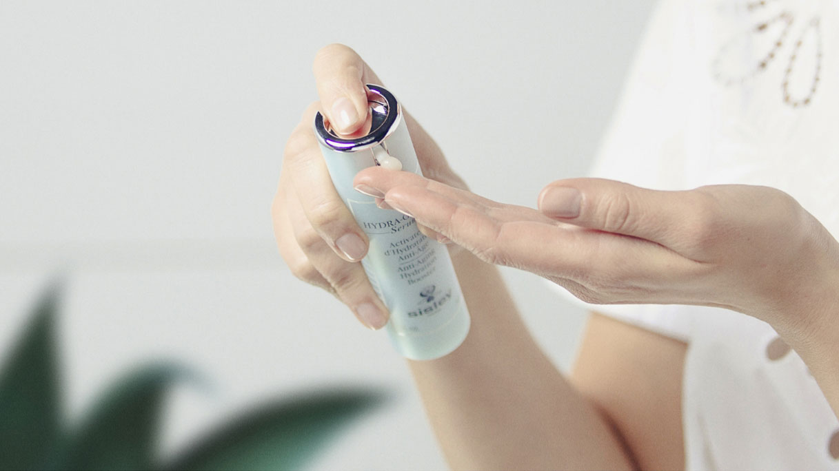 Les deux essentiels pour une belle peau et un teint homogène ? Un sérum booster d'hydratation et un soin solaire SPF50+ protecteur de jeunesse.