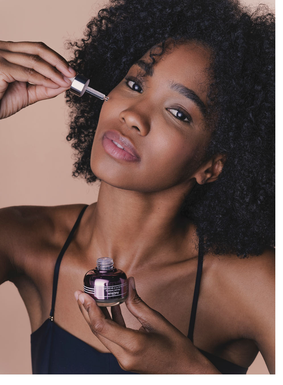 Avoir la peau grasse ne doit pas être synonyme d'imperfections. Voici quelques gestes simples à adopter pour améliorer la qualité de votre peau.