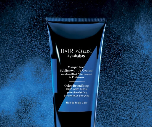 Avec le Masque Soin Sublimateur de Couleur, Hair Rituel by Sisley offre un nouveau souffle aux cheveux colorés et méchés.